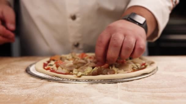 Kocken Lagar Pizza Restaurangen — Stockvideo