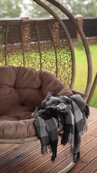 Krzesło Kokonowe Pobliżu Domu — Wideo stockowe