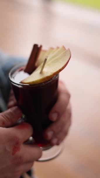 Birisi Evin Yanında Sıcak Şarap Içiyor — Stok video