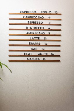 Menü Kurulu, Asılı Kafe Menüsü İmzası