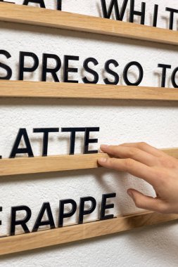 Menü Kurulu, Asılı Kafe Menüsü İmzası