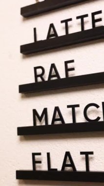 Menü Kurulu, Asılı Kafe Menüsü İmzası