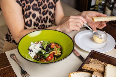 Lokantada şefin hazırladığı lezzetli bir salata.