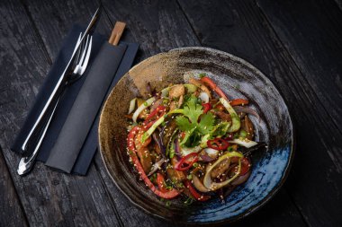 Lokantada şefin hazırladığı lezzetli bir salata.