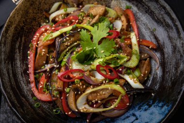 Lokantada şefin hazırladığı lezzetli bir salata.