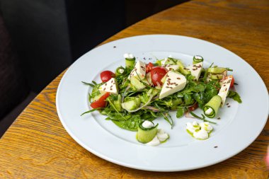 Lokantada şefin hazırladığı lezzetli bir salata.