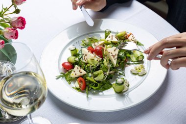 Lokantada şefin hazırladığı lezzetli bir salata.