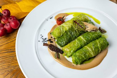 Lokantada şefin hazırladığı lezzetli bir salata.