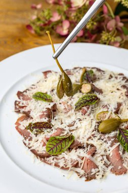 Lokantada şefin hazırladığı lezzetli bir salata.