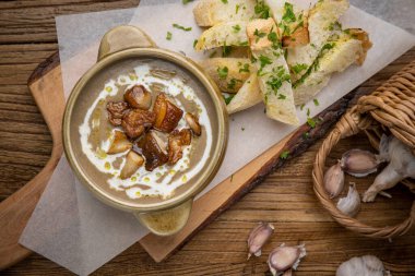 Şefin restoranda hazırladığı lezzetli çorba.