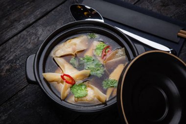 Şefin restoranda hazırladığı lezzetli çorba.