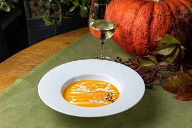 Şefin restoranda hazırladığı lezzetli çorba.