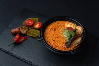 Şefin restoranda hazırladığı lezzetli çorba.