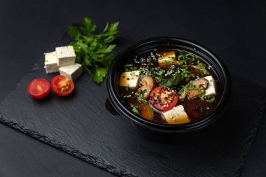 Şefin restoranda hazırladığı lezzetli çorba.