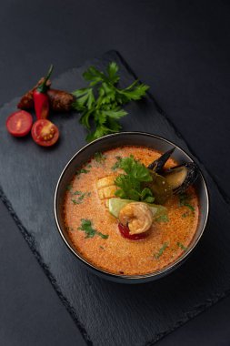 Şefin restoranda hazırladığı lezzetli çorba.