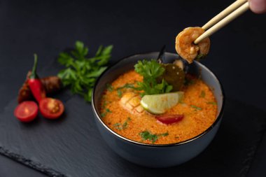 Şefin restoranda hazırladığı lezzetli çorba.