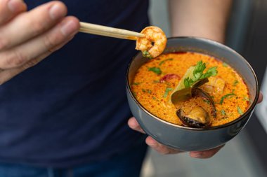 Şefin restoranda hazırladığı lezzetli çorba.