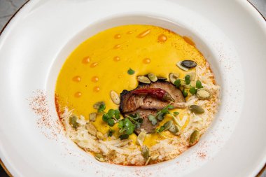 Şefin restoranda hazırladığı lezzetli çorba.