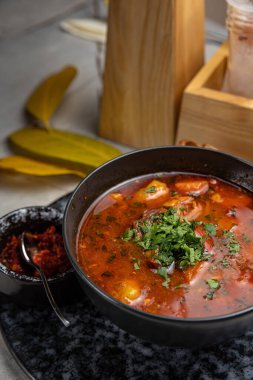 Şefin restoranda hazırladığı lezzetli çorba.