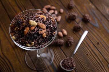 Kakao tatlısı, arka planda birinci sınıf çikolata.