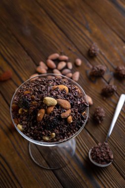 Kakao tatlısı, arka planda birinci sınıf çikolata.