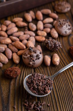 Kakao tatlısı, arka planda birinci sınıf çikolata.