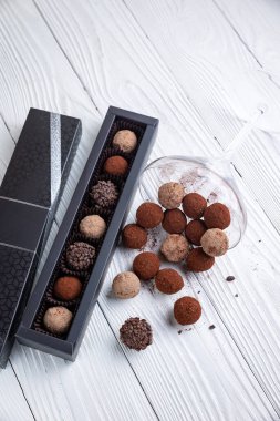 Kakao tatlısı, arka planda birinci sınıf çikolata.