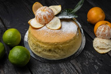 Restoranda bir tabakta Noel pastası