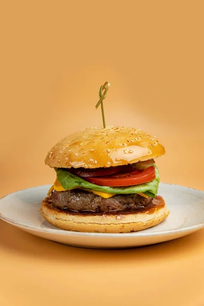Lekkere Hamburger Een Oranje Achtergrond — Stockfoto