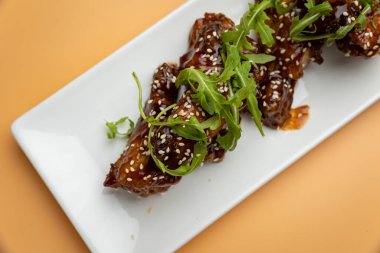 Lokantada lezzetli atıştırmalıklar var. turuncu bir arkaplanda