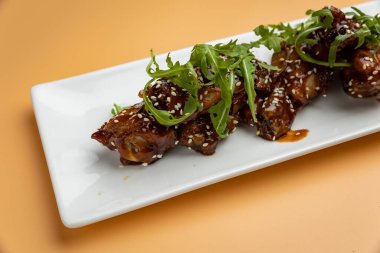 Lokantada lezzetli atıştırmalıklar var. turuncu bir arkaplanda