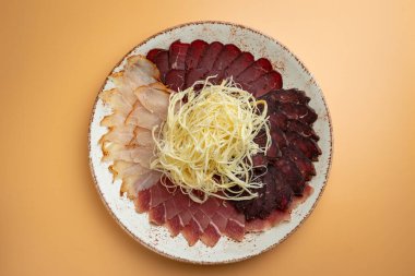 Lokantada lezzetli atıştırmalıklar var. turuncu bir arkaplanda