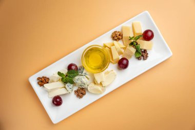 Lokantada lezzetli atıştırmalıklar var. turuncu bir arkaplanda