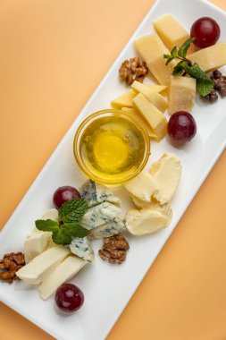 Lokantada lezzetli atıştırmalıklar var. turuncu bir arkaplanda