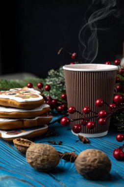 Dekorlu yılbaşı şarabı. Mutlu Noeller.