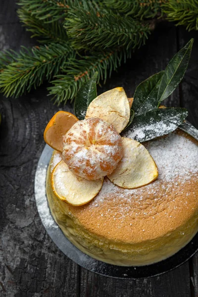 Siyah arka planda noel pastası