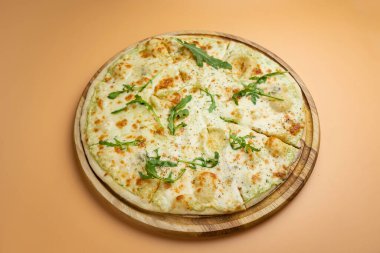 Peynirli ve sebzeli lezzetli pizza.