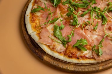 Peynirli ve sebzeli lezzetli pizza.