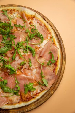 Peynirli ve sebzeli lezzetli pizza.
