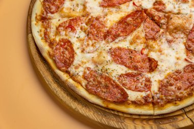 Peynirli ve sebzeli lezzetli pizza.