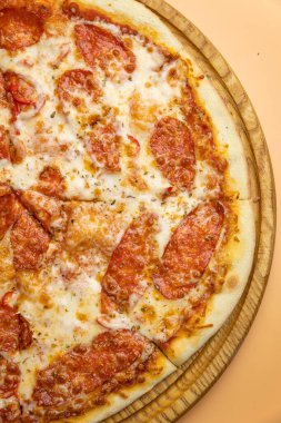 Peynirli ve sebzeli lezzetli pizza.