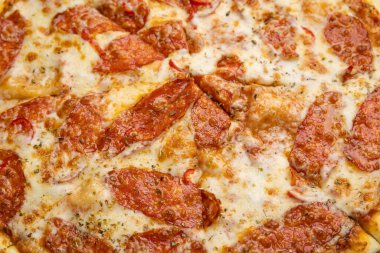 Peynirli ve sebzeli lezzetli pizza.