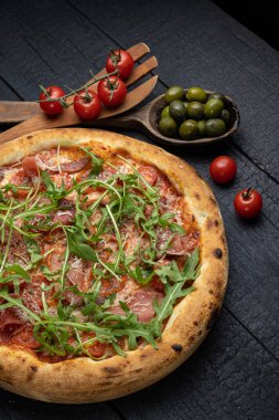 Tahta bir masada peynirli ve sebzeli lezzetli bir pizza.