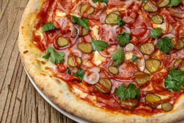 Peynirli ve sebzeli lezzetli pizza.