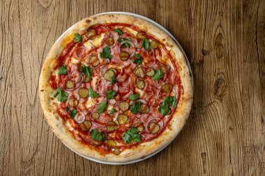 Peynirli ve sebzeli lezzetli pizza.