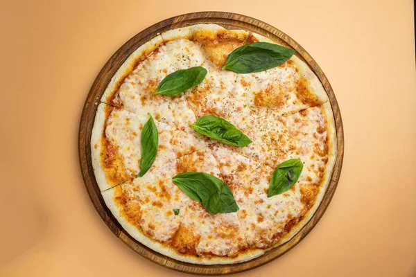 チーズと野菜のおいしいピザ — ストック写真