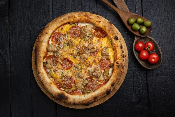Pizza Savoureuse Avec Fromage Légumes Sur Une Table Noire Bois — Photo