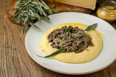 Lezzetli kızarmış ciğer ve parmesan peyniri.