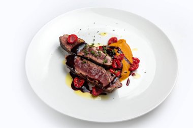 Lokantada soslu leziz biftek.