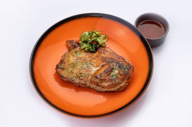 Lokantada soslu leziz biftek.